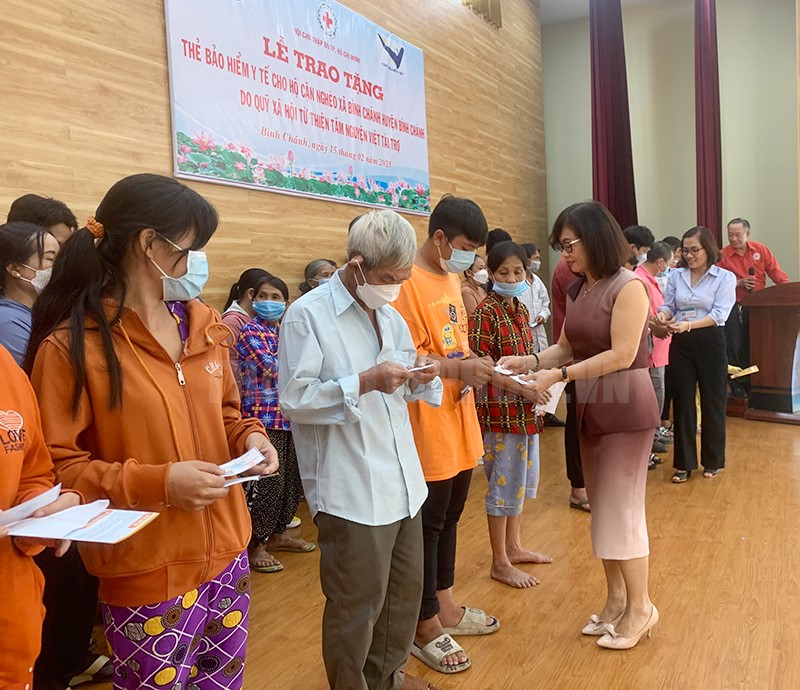 trao tặng thẻ BHYT thiện nguyện
