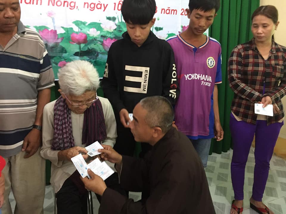 trao tặng thẻ BHYT thiện nguyện