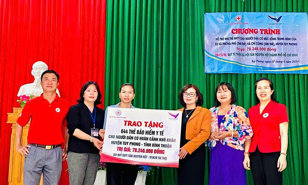 trao tặng thẻ BHYT